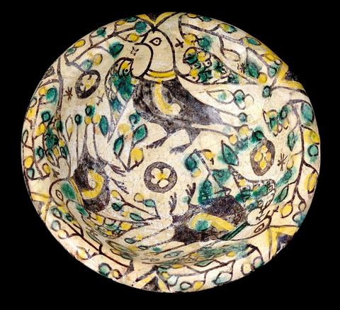 COUPE AUX OISEAUX VOLANTS.Bord éversé.Khorassan, Nichapour, 9 - 10  siècle.Oiseaux volant parmi les fleurs.Revers décoré de chevrons et de points.