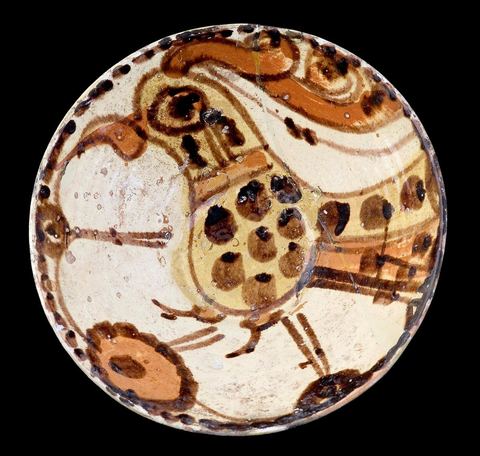 COUPE À DÉCOR D'OISEAU HUPPÉ.Perse, céramique dite de Sâri,11 - 12  siècle.À la suite de la conquête arabe, Sâri, devenue capitale éphémère du Tabaristan (Mazanderan, Nord de l'Iran) est surtout réputée pour ses soieries. Sa céramique, essentiellement représentée par ce type de décor, se distingue par une gamme de coloris riche et spécifique, où la recherche principale paraît être la réussite des contrastes.