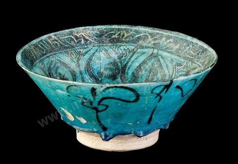 COUPE AUX FLEURONS.Syrie, attribuée à Raqqa, 13  siècle.Céramique silicieuse, large frise de huit fleurons bordée d'une frise haute imitant une écriture.