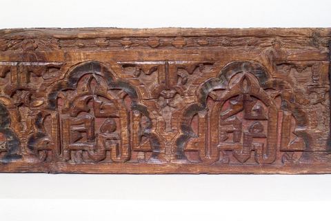 FRISE EN BOIS EN CARACTÈRE COUFIQUE MAGHRÉBIN, ARQUÉ & ENTRELACÉMaroc, sâadien, 17  siècle 