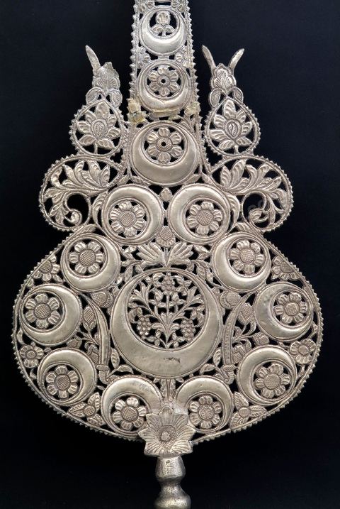 ÉTENDARD DE CÉRÉMONIE RELIGIEUSE EN ARGENT.Inde (moghole) ou Perse (Safavide), 17  -18  siècle.Orné de rinceaux fleuris et de croissants, couronné d'une main. L'usage prophylactique de la main 'Khomsâ' s'étendait du Maghreb jusqu'en Inde. C'est le signe principal pour chasser le malheur et repousser l'envie ou le mauvais oeil.