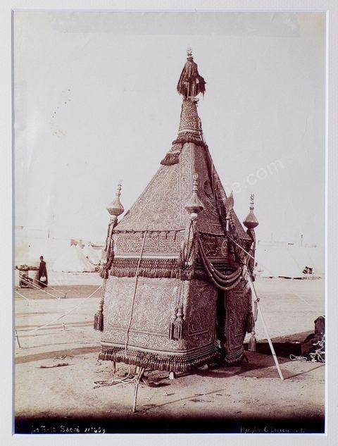 LE 'PALANQUIN DE LA KAABA', 'MAHMAL'.Egypte, Le Caire, dernier quart du 19  siècle.Cinq tirages albuminés, certains signés et titrés dans le négatif: Lekegian, Zenjaki et Montabon.Ces photographies représentent 'L'Arrivée du Mahmal au Caire', 'le Dromadaire' et 'le Mahmal '. Il s'agit d'un palanquin richement brodé d'inscriptions religieuses, brodé d'or et d'argent, porté à dos de dromadaire et contenant la tenture de la Kaaba. La fête du départ ou du retour du Mahmal était au Caire l'objet d'un véritable accueil officiel associé à une immense dévotion populaire. Devenu l'attribut d'une souveraineté symbolique sur les lieux saints de la Mecque, le premier Mahmal semble être une commande du Sultan mamelouk Baybars Ier (1223-1277) qui avait transféré le califat abbaside de Bagdad au Caire.Ancienne collection de l'architecte français Ambroise Baudry (1838-1906).