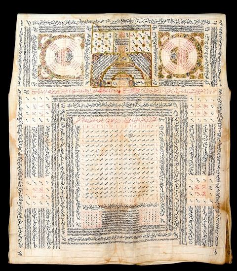 CHEMISE TALISMANIQUE 'HIRZ'Empire ottoman, 17  siècle.Il était d'usage chez les dignitaires ottomans et leurs enfants de porter, en cas de maladie et à titre prophylactique, des gilets et des bonnets coupés dans des reliques provenant des tentures intérieures de la Kaaba ou du mausolée du prophète Mohammad à Médine. Portée pour se parer contre les risques en tous genres, maladie, envoûtement, blessure de guerre, la chemise exposée ici fait partie d'une série rare. Le palais de Topkapi à Istanbul en conserve quelques unes ayant appartenues au sultan. Sa confection doit respecter plusieurs paramètres. Pour être portée à même la peau, elle est généralement taillée dans un tissu fin et dessinée avec des pigments spéciaux. Interviennent alors les techniques d'un ensemble de spécialistes des sciences occultes et ésotériques : oniromanciens, astrologues et numérologues. Ces chemises sont généralement ornées de nombreuses références coraniques, de prières, de convocation des esprits, de formules talismaniques et de figures géométriques, en rond, carré, pyramide, rectangle, ellipse, arc, ayant chacune sa propre valeur numérique. Initiée par les premiers alchimistes, puis par les Frères de la pureté, philosophes pythagoriciens et néo-platoniciens du 10   siècle, la valeur numérique des lettres est devenue l'objet d'une véritable science, jusqu'à aboutir à la formation d'une confrérie mystique lettriste, 'La Houroufia'. Le pouvoir ottoman tentera sa liquidation dès le 16  siècle craignant ses pouvoirs surnaturels, ses prétentions politiques et son syncrétisme religieux associant judaïsme, chrétienté et Islam. Des traces de la Houroufia marqueront certains dogmes de la confrérie Bektachia, naguère suivie à Sidi el-Bektachi à Tunis, par les janissaires (soldats ottomans, anciens esclaves d'origine européenne).