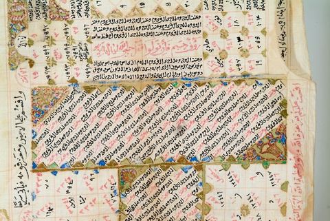 CHEMISE TALISMANIQUE 'HIRZ'Empire ottoman, 17  siècle.Il était d'usage chez les dignitaires ottomans et leurs enfants de porter, en cas de maladie et à titre prophylactique, des gilets et des bonnets coupés dans des reliques provenant des tentures intérieures de la Kaaba ou du mausolée du prophète Mohammad à Médine. Portée pour se parer contre les risques en tous genres, maladie, envoûtement, blessure de guerre, la chemise exposée ici fait partie d'une série rare. Le palais de Topkapi à Istanbul en conserve quelques unes ayant appartenues au sultan. Sa confection doit respecter plusieurs paramètres. Pour être portée à même la peau, elle est généralement taillée dans un tissu fin et dessinée avec des pigments spéciaux. Interviennent alors les techniques d'un ensemble de spécialistes des sciences occultes et ésotériques : oniromanciens, astrologues et numérologues. Ces chemises sont généralement ornées de nombreuses références coraniques, de prières, de convocation des esprits, de formules talismaniques et de figures géométriques, en rond, carré, pyramide, rectangle, ellipse, arc, ayant chacune sa propre valeur numérique. Initiée par les premiers alchimistes, puis par les Frères de la pureté, philosophes pythagoriciens et néo-platoniciens du 10   siècle, la valeur numérique des lettres est devenue l'objet d'une véritable science, jusqu'à aboutir à la formation d'une confrérie mystique lettriste, 'La Houroufia'. Le pouvoir ottoman tentera sa liquidation dès le 16  siècle craignant ses pouvoirs surnaturels, ses prétentions politiques et son syncrétisme religieux associant judaïsme, chrétienté et Islam. Des traces de la Houroufia marqueront certains dogmes de la confrérie Bektachia, naguère suivie à Sidi el-Bektachi à Tunis, par les janissaires (soldats ottomans, anciens esclaves d'origine européenne).