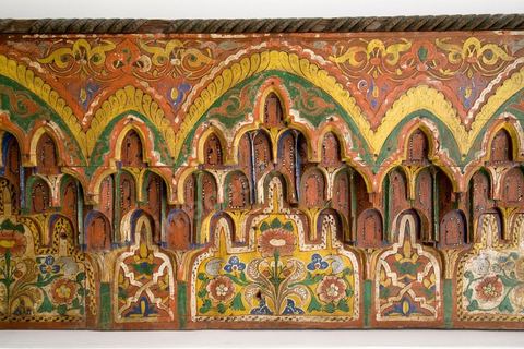 PANNEAU DE BOIS EN ALVÉOLES 'MUQARNAS'.Maroc, Marrakech, 18  siècle.Technique de composition géométrique d'origine persane. Le 'muqarnas' est un assemblage décoratif d'alvéoles et de 'stalactites' où se juxtaposent des niches et des parties de niches. Il s'est diffusé au Moyen-Orient et en Sicile et a connu son âge d'or au Maroc et en Andalousie (Palais de l'Alhambra à Grenade). Peu utilisé en Tunisie, il est appelé, comme au Maroc, "M'qarbas".
