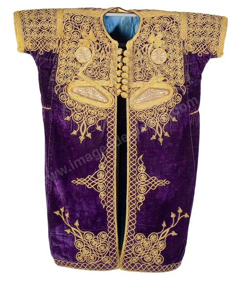 VESTE-CAFETANAlgérie, 19  siècle.Velours de soie, fil doré et fil d'or.	Cafetan court à décor de rinceaux orné de médaillons en passementerie au fil d'or.Salle des Arts du Maghreb - Musée Lalla Hadria - Parc Djerba Explore