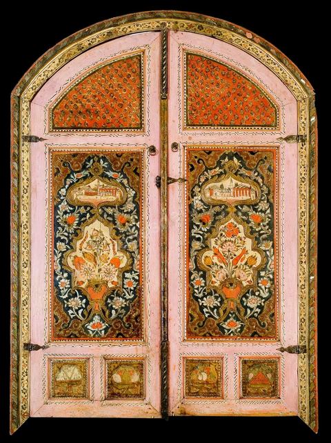 DOUBLE-PORTE OTTOMANE.Syrie, Damas,18  siècle.Boiserie stuquée, sculptée,peinte à l'or et en polychromie.Décor de paysage, vasques fleuries, kiosque, minaret, bouquet et coupes de fruits. Des modèles comparables se retrouvent dans les palais ottomans d'Alger. Dans ceux de Tunis, les scènes paysagères ornant les boiseries sont plus rares.