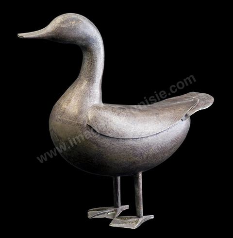 PAIRE DE CANARDS.Perse qâdjâre, 19  siècle.Acier et argent.	Décorées de rinceaux et d'inscriptions graphiques.Interprétation réaliste caractéristique des métaux persans de l'époque Qâdjâre. Fait partie d'une série d'objets décoratifs à thème animalier.