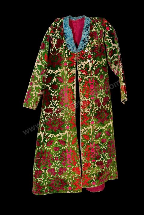MANTEAU DE CÉRÉMONIE 'CHAPAN 'Boukhara, 19  siècle.Velour de soie broché de fils d'or.Rinceaux, lotus, composition florale en arabesque renfermant des demi-palmettes, oeillets et feuilles en motif 'Saz'. - Musée Lella Hadria à Djerba Explore