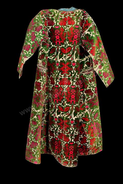 MANTEAU DE CÉRÉMONIE 'CHAPAN 'Boukhara, 19  siècle.Velour de soie broché de fils d'or.Rinceaux, lotus, composition florale en arabesque renfermant des demi-palmettes, oeillets et feuilles en motif 'Saz'. - Musée Lella Hadria à Djerba Explore