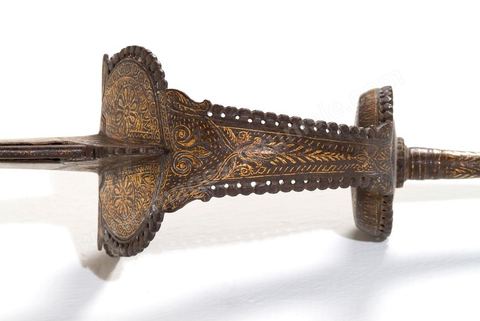 ÉPÉE / 'KHANDA'Perse (safavide) ou Inde (moghole), 18  siècle.La garde à large branche se prolonge jusqu'au tiers de la lame. Décor floral damasquiné d'or, et lame damassée. - Musée Lella Hadria à Djerba Explore