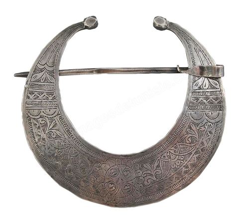 Fibule en forme de croissant "Khlal" ou "H'lal"Sud Tunisien (Medenine et Tataouine), 19 siècle. ARgent martelé et ciselé.Bijoux tunisiens - Musée Lalla Hadria - Parc Djerba Explore