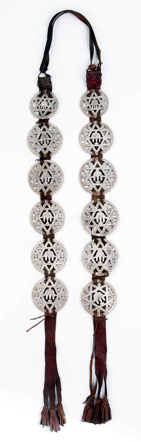 Parure de tempes, "Tior".Sud Tunisie, Ghomrassen, 19-20 siècle. Argent, cuir. Etoile fleurie à six branches et signe prophylactique de la main "khomsa".Bijoux tunisiens - Musée Lalla Hadria - Parc Djerba Explore