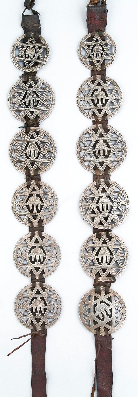 Parure de tempes, "Tior".Sud Tunisie, Ghomrassen, 19-20 siècle. Argent, cuir. Etoile fleurie à six branches et signe prophylactique de la main "khomsa".Bijoux tunisiens - Musée Lalla Hadria - Parc Djerba Explore