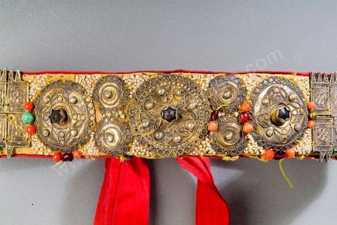 Diadème "Fark"SAhel 19-20 siècleParure du front. Argent doré, cloisonné et émaillé; corail, perles de verre et soie brodée de fil d'argent. Bijoux tunisiens - Musée Lalla Hadria - Parc Djerba Explore