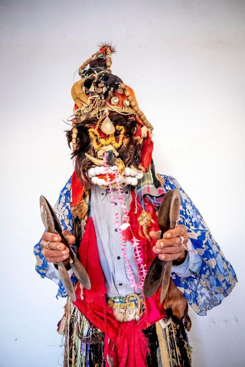 Le boussadia est l'un des personnages traditionnels du folklore de Djerba. Coiffé d'un masque et vêtu de peaux d'animaux ornées de miroirs et de rubans, il parcourait autrefois les villages en dansant au rythme de cymbales de fer, souvent accompagné d'un enfant costumé comme lui. Cette figure, associée aux communautés noires de l'île, a longtemps mêlé fascination et effroi chez les enfants. Aujourd'hui quasi disparue ailleurs au Maghreb, la tradition du boussadia se perpétue encore à Djerba.