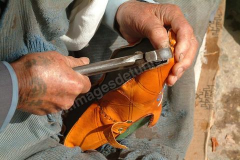 Artisan fabricant des babouches sur la place du marché de Tataouine