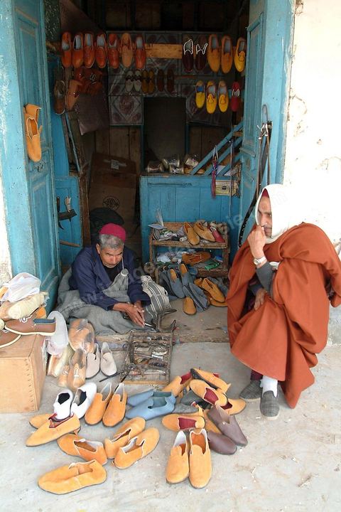Artisan fabricant des babouches sur la place du marché de Tataouine