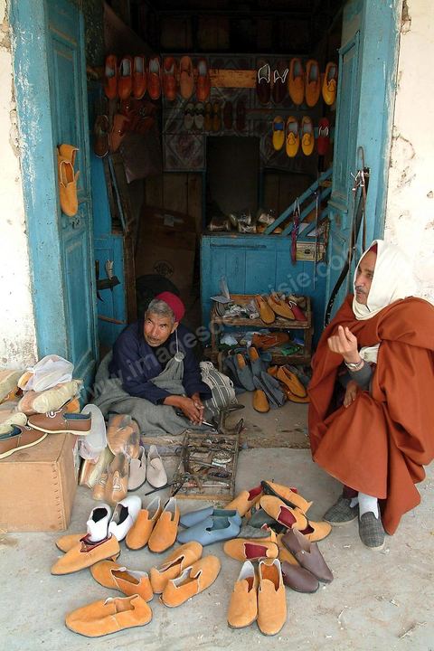 Artisan fabricant des babouches sur la place du marché de Tataouine