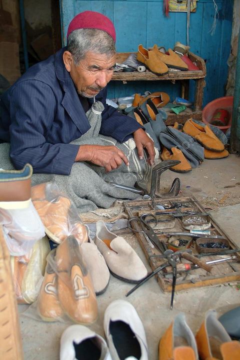 Artisan fabricant des babouches sur la place du marché de Tataouine