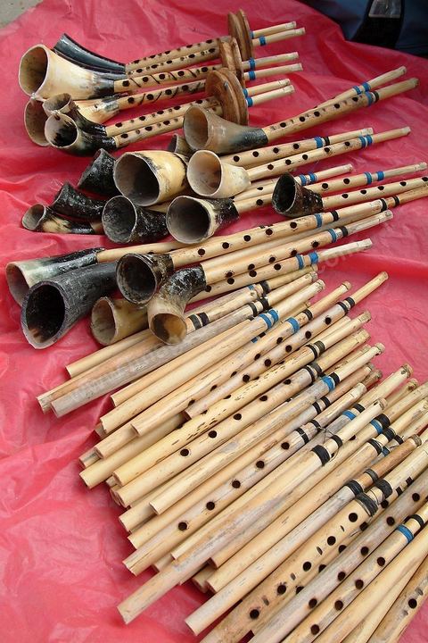 Homme vendant des flutes au marché de Tataouine