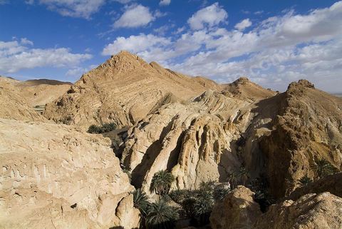 Village berbere de montagne et oasis de Chebika dans la region du Djerid au sud de la Tunisie