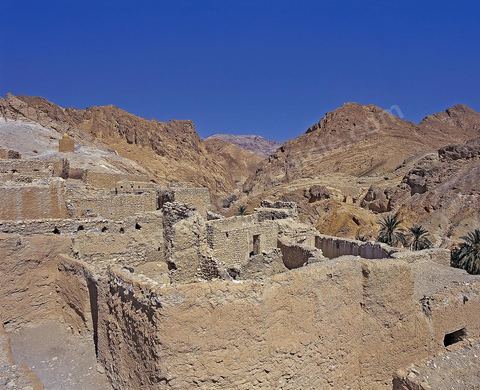 Village berbere de montagne et oasis de Chebika dans la region du Djerid au sud de la Tunisie
