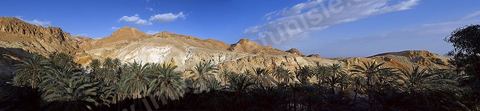 Village berbere de montagne et oasis de Chebika dans la region du Djerid au sud de la Tunisie