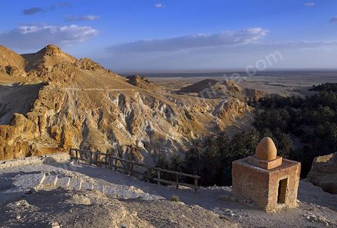 Village berbere de montagne et oasis de Chebika dans la region du Djerid au sud de la Tunisie