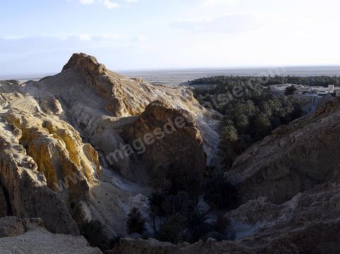 Village berbere de montagne et oasis de Chebika dans la region du Djerid au sud de la Tunisie