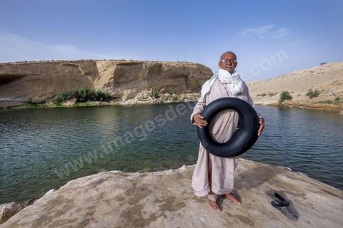 Belgacem est venu avec quelques amis se baigner dans le lac de "Gafsa Beach". Ne sachant pas nager il a confectionner une bouée avec une chambre à air.