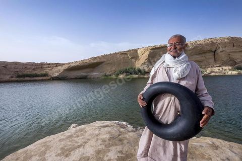 Belgacem est venu avec quelques amis se baigner dans le lac de "Gafsa Beach". Ne sachant pas nager il a confectionner une bouée avec une chambre à air.