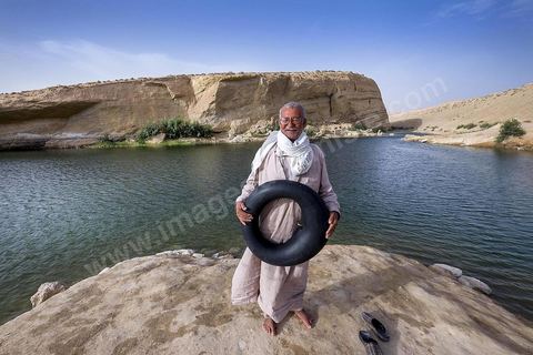 Belgacem est venu avec quelques amis se baigner dans le lac de "Gafsa Beach". Ne sachant pas nager il a confectionner une bouée avec une chambre à air.