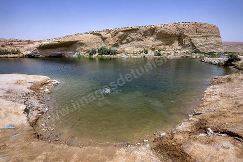 Anouar (17 ans) et Bilel (15 ans) vienent régulièrement depuis juillet se baigner dans lac de "Gafsa Beach". Ils viennent en stop de Moulares à une vingtaine de km du lac.