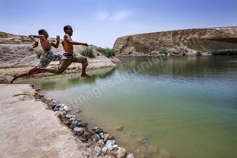 Anouar (17 ans) et Bilel (15 ans) vienent régulièrement depuis juillet se baigner dans lac de "Gafsa Beach". Ils viennent en stop de Moulares à une vingtaine de km du lac.