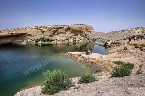 Après la diffusion des récommandations de vigilance et des risques pour la santé, les familles viennent plus par curiosité pour voir le lac mais ne se baignent plus - lac de "Gafsa Beach"