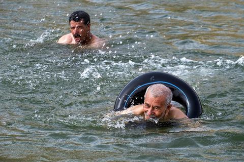 Belgacem est venu avec quelques amis se baigner dans le lac de "Gafsa Beach". Ne sachant pas nager il a confectionner une bouée avec une chambre à air.