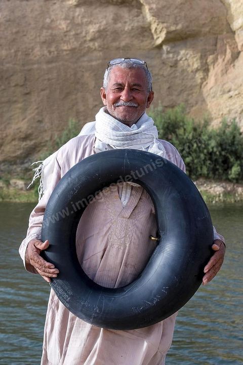 Belgacem est venu avec quelques amis se baigner dans le lac de "Gafsa Beach". Ne sachant pas nager il a confectionner une bouée avec une chambre à air.