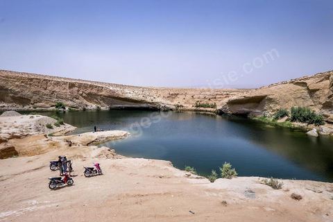 Après la diffusion des récommandations de vigilance et des risques pour la santé, les familles viennent plus par curiosité pour voir le lac mais ne se baignent plus - lac de "Gafsa Beach"