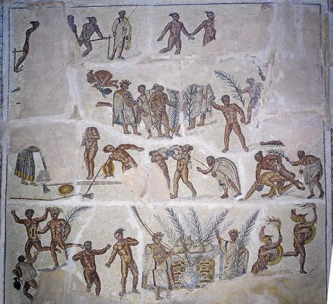 L'exceptionnelle mosaïque de l'antique Gafsa, Capsa, représentant les jeux athlétiques, ancêtre des jeux olympiques. La mosaïque tout en mouvement et en rythme représente les différentes disciplinez des jeux antiques : la course à pied, la lutte, la boxe, avec les prix et remise des prix, et la parade des vainqueurs. Provenance Capsa, début du IVe S.