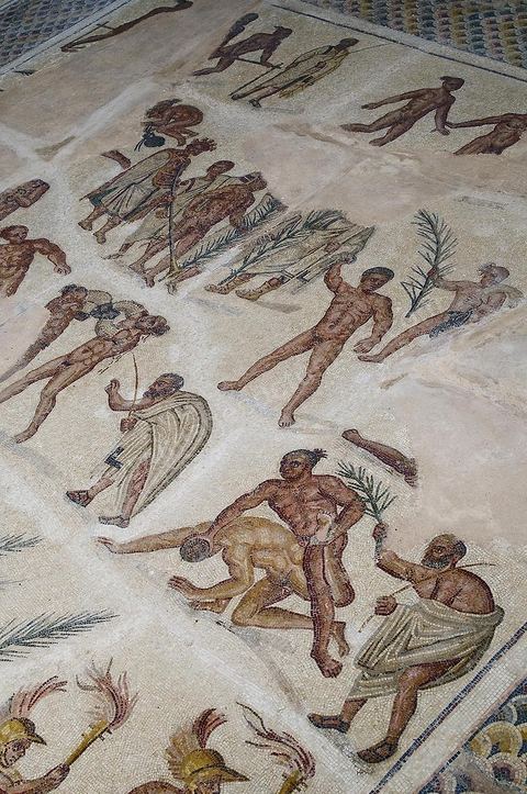 L'exceptionnelle mosaïque de l'antique Gafsa, Capsa, représentant les jeux athlétiques, ancêtre des jeux olympiques. La mosaïque tout en mouvement et en rythme représente les différentes disciplinez des jeux antiques : la course à pied, la lutte, la boxe, avec les prix et remise des prix, et la parade des vainqueurs. Provenance Capsa, début du IVe S.