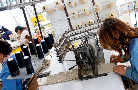 Atelier de couture à la Sté DITEX usine de textiles à la Soukra à Tunis