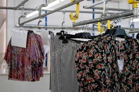 Stockage après vérification et étiquettage des vètements à la Sté DITEX usine de textiles à la Soukra à Tunis
