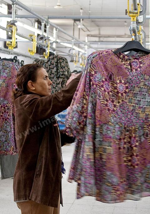 Vérification des vètements avant expédition à la Sté DITEX usine de textiles à la Soukra à Tunis