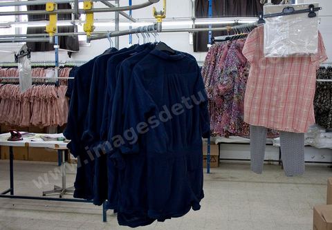 Etiquettage et stockage des vètements avant expédition à la Sté DITEX usine de textiles à la Soukra à Tunis