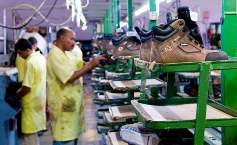 Atelier de confection de chaussures de sécurité dasn les unités de production de Jal Groupe à Menzel Bouzelfa en Tunisie. Né en 2005, à la suite de la fusion des sociétés liées aux marques JALLATTE, AIMONT, LUPOS, ALMAR, AUDA, JAL Group est le n°1 absolu en Europe pour la production et la commercialisation de chaussures de sécurité professionnelles.