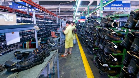 Atelier de confection de chaussures de sécurité dasn les unités de production de Jal Groupe à Menzel Bouzelfa en Tunisie. Né en 2005, à la suite de la fusion des sociétés liées aux marques JALLATTE, AIMONT, LUPOS, ALMAR, AUDA, JAL Group est le n°1 absolu en Europe pour la production et la commercialisation de chaussures de sécurité professionnelles.
