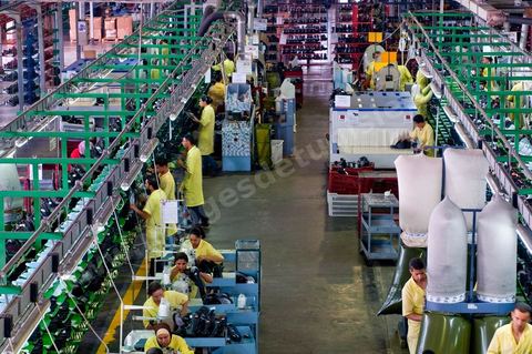Atelier de confection de chaussures de sécurité dasn les unités de production de Jal Groupe à Menzel Bouzelfa en Tunisie. Né en 2005, à la suite de la fusion des sociétés liées aux marques JALLATTE, AIMONT, LUPOS, ALMAR, AUDA, JAL Group est le n°1 absolu en Europe pour la production et la commercialisation de chaussures de sécurité professionnelles.
