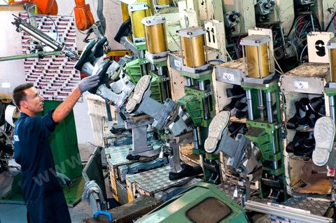 Atelier de confection de chaussures de sécurité dasn les unités de production de Jal Groupe à Menzel Bouzelfa en Tunisie. Né en 2005, à la suite de la fusion des sociétés liées aux marques JALLATTE, AIMONT, LUPOS, ALMAR, AUDA, JAL Group est le n°1 absolu en Europe pour la production et la commercialisation de chaussures de sécurité professionnelles.