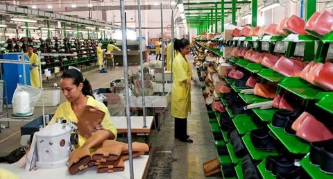 Atelier de confection de chaussures de sécurité dasn les unités de production de Jal Groupe à Menzel Bouzelfa en Tunisie. Né en 2005, à la suite de la fusion des sociétés liées aux marques JALLATTE, AIMONT, LUPOS, ALMAR, AUDA, JAL Group est le n°1 absolu en Europe pour la production et la commercialisation de chaussures de sécurité professionnelles.